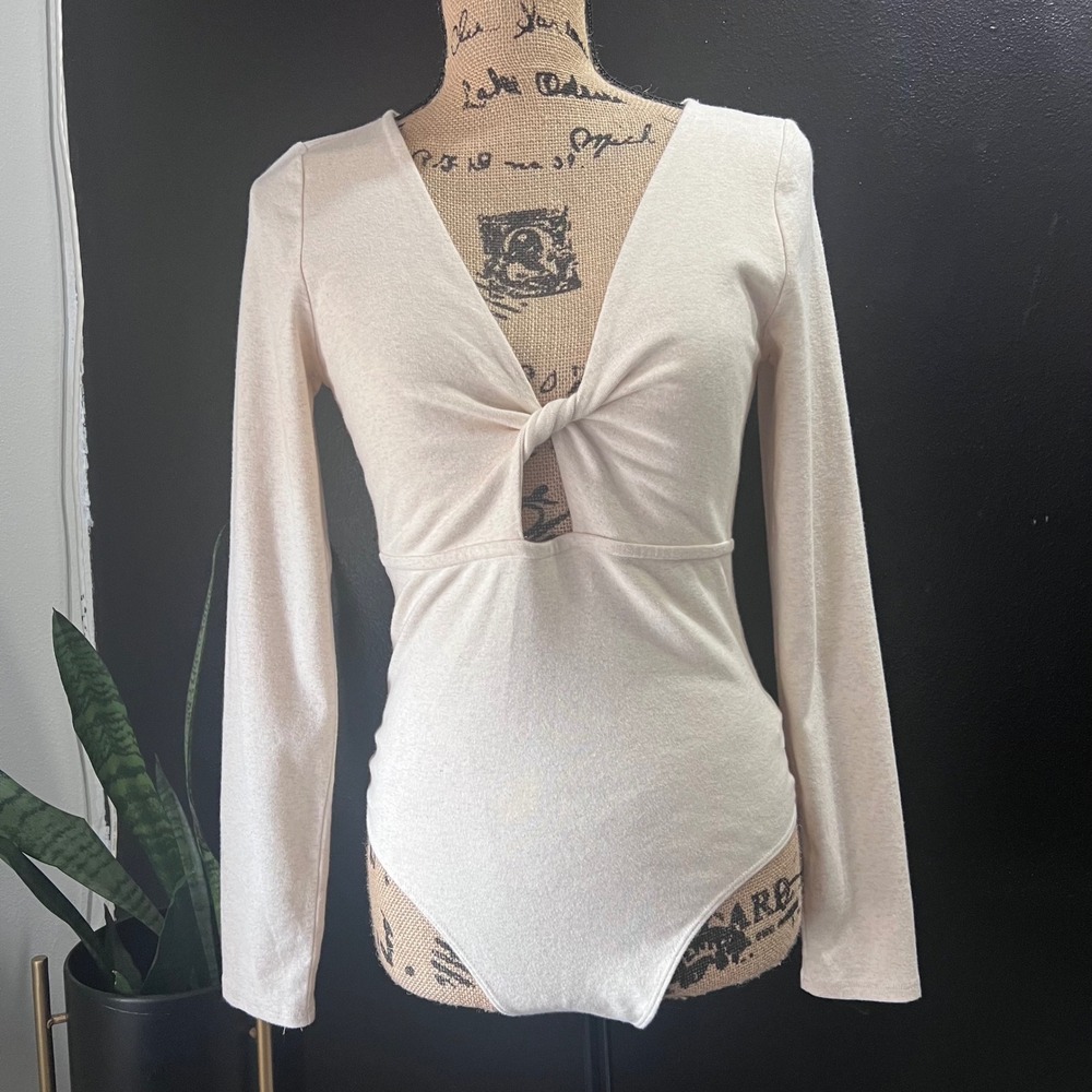 Aerie Cream Long Sleeve Twist Front Keyhole Bodysuit Womens‎ Medium Minimalist